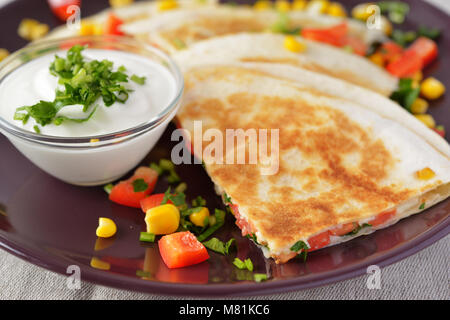 Vegetarische quesadilla mit saurer Sahne. Selektiver Fokus auf der Vorderseite Keil Stockfoto