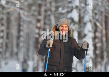 Reifer mann Langlauf Stockfoto