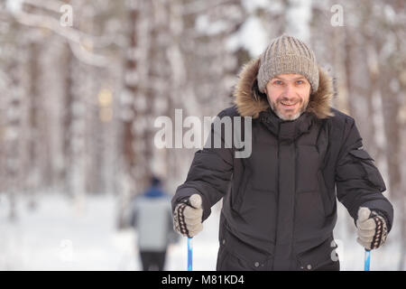 Reifer mann Langlauf Stockfoto