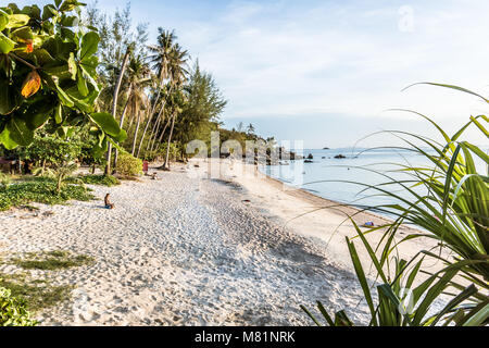 Paradise Beach mit som Leute entspannen in der lateafternoon Sonnenschein. Geheime Strand Haad Son, Koh Pangan, Thailand, 8. Mai 2016, Stockfoto