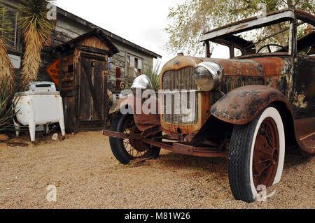 Ein Nebengebäude und einem rostigen Ford Automobile sind Teil des Display an der Hackberry General Store in Arizona, eine Route 66 Wahrzeichen. Stockfoto