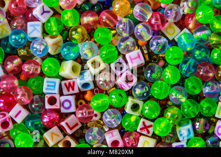Multi Color Hintergrund aus Kunststoff Perlen und Würfel gemacht Stockfoto