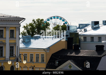 Helsinki, Finnland. August 26, 2017. Blick auf das Skywheel Helsinki und Gebäuden Dächer Stockfoto