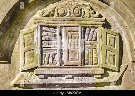 Der Grundstein der Mann zeigt ein Regal voller Bücher auf einem Grab Marker in der Okapawa Straße Jüdischer Friedhof in Warschau, Polen. Stockfoto