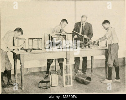 Dieses Lehrbuch aus dem Jahr 1918 untersucht die Schnittstelle zwischen Biologie und zivilgesellschaftlicher Zusammenarbeit und stellt Probleme vor, die kollektive Anstrengungen für lokale und nationale Lösungen erfordern. Es behandelt Themen wie öffentliche Gesundheit, Umweltbelange und gemeindenahe Biologielösungen. Stockfoto