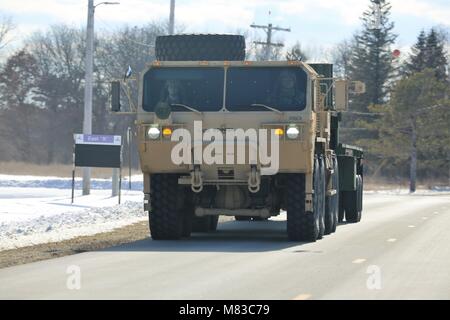 Soldaten am Fort McCoy, Wis., für die Ausbildung im Kampf Support Training (CSTX) 78-18-03 betreiben ein Fahrzeug für die Übung verwenden, den 8. März 2018, am Fort McCoy, Wis CSTX 78-18-03 ist eine Übung, die von der 78-Ausbildungszentrum koordiniert, dass America's Army Reserve Einheiten und Soldaten ausgebildet sind und bereit, auf kurze bereitstellen - Bekanntmachung und fähig, Bekämpfung bereit, und tödlichen Feuerkraft zur Unterstützung der Armee und unsere gemeinsamen Partner überall in der Welt. (U.S. Armee Foto von Scott T. Sturkol) Stockfoto