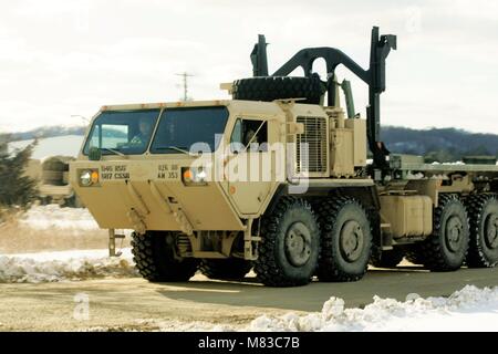 Soldaten am Fort McCoy, Wis., für die Ausbildung im Kampf Support Training (CSTX) 78-18-03 ein militärfahrzeug auf dem cantonment Bereiche März 7, 2018 laufen, am Fort McCoy, Wis CSTX 78-18-03 ist eine Übung, die von der 78-Ausbildungszentrum koordiniert, dass America's Army Reserve Einheiten und Soldaten ausgebildet sind und bereit, auf kurze bereitstellen - Bekanntmachung und fähig, Bekämpfung bereit, und tödlichen Feuerkraft zur Unterstützung der Armee und unsere gemeinsamen Partner überall in der Welt. (U.S. Armee Foto von Scott T. Sturkol) Stockfoto