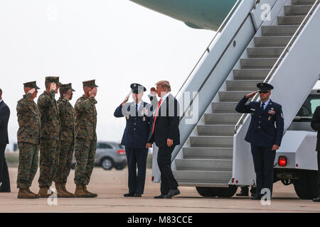 Präsident der Vereinigten Staaten von Amerika Donald J. Trumpf begrüßt militärische Führer nach der Landung am Marine Corps Air Station Miramar, Calif., 13. März 2018. Während der Reise des Präsidenten nach San Diego, sprach er Mitglieder und Gäste zu warten. (U.S. Marine Corps Foto von Cpl. Becky Calhoun/Freigegeben) Stockfoto
