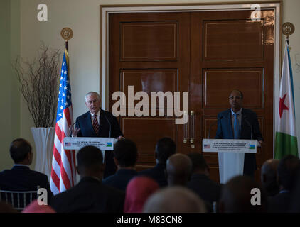 Us-Staatssekretär Rex Tillerson spricht auf einer gemeinsamen Pressekonferenz mit Außenminister Mahmoud Ali Youssouf im Präsidentenpalast, Dschibuti, 9. März 2018. Sekretär Tillerson met mit Youssouf in Dschibuti die US-djiboutian Partnerschaft zu erörtern, und tauschten sich über die bilateralen Probleme, Sicherheitsrisiken, und wirtschaftlichen Reformen. (U.S. Air National Guard Foto: Staff Sgt. Allyson L. Manieren) Stockfoto