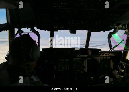 Alaska Nationalgarde leiten eine Air drop Mission über 211 Rescue Squadron HC-130J Bekämpfung König II Flugzeuge Bereitstellung von Geräten und Personal von der 212th RSQ auf dem gefrorenen Beaufort Meer mehrere hundert Meilen nördlich des alaskischen Küste März 5, 2018. Es ist das erste Mal, dass die Arktis Sustain Paket, eine Luft dropfähig Paket durch Rettungskräfte, die Schutz, Wärme, Transport, Kraftstoff begleitet, und Essen für 28 Personen, für bis zu sechs und halbe Tage in extremen arktischen Bedingungen, hat von der neuen C-130 wurde nach dem Empfang von vier neuen Modellen im letzten Jahr gesunken. Th Stockfoto