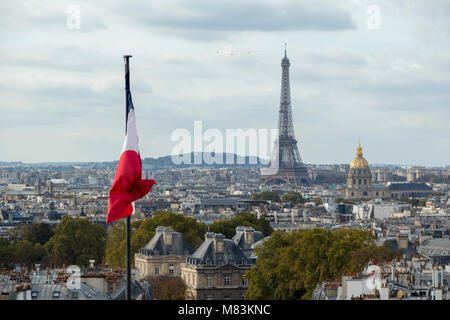 Blick auf den Eiffelturm und die Kuppel der Invalides vom Dach des Pantheon, Paris, Frankreich Stockfoto