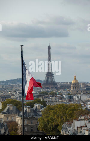 Blick auf den Eiffelturm und die Kuppel der Invalides vom Dach des Pantheon, Paris, Frankreich Stockfoto