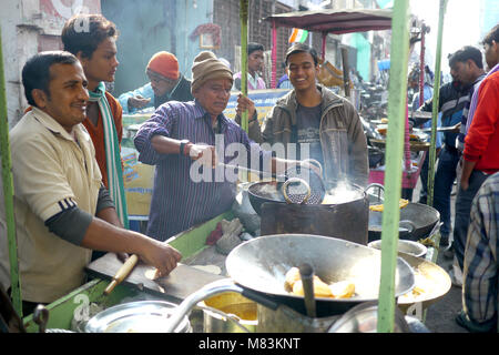 Bihar, Indien - 6. Oktober 2015: einem Straßenhändler bereitet Essen für Kunden, die in einer kleinen Stadt in Indien. Stockfoto