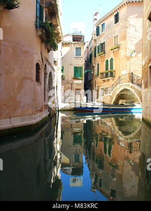 Bunte schmale Seitenkanal, Kirche Santa Maria dei Miracoli und Fußgängerbrücke im Sestiere Cannaregio am Morgen, in Venedig, Italien Stockfoto