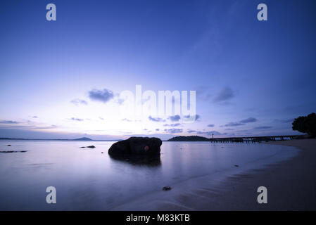 Lange Belichtung Foto der Strand von Cempedak Private Insel mit Steg, Bintan Regency, Riau Inseln, Indonesien, während der Blauen Stunde Stockfoto