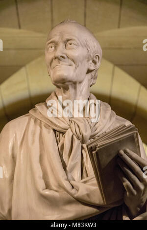 Statue von Voltaire über seinem Grab, Gruft der Pantheon, Paris, Frankreich Stockfoto