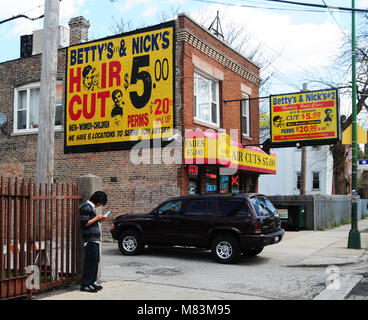 Straße in der Stadt mit Werbung auf Wand, Chicago, Illinois, USA Stockfoto