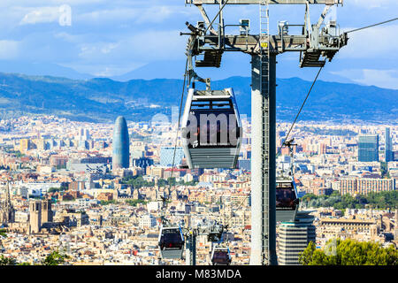 Montjuic Seilbahn, Panoramablick auf Barcelona, Luftbild. Torre Agbar Stockfoto