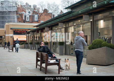 Warten auf meinen Mann, die Menschen in den Straßen der Stadt von London, England, UK Warten auf meinen Mann. Die Menschen in der City von London, England, Großbritannien Stockfoto