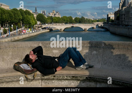 Menschen schlafen auf Seine River Bridge, Paris, Frankreich Stockfoto