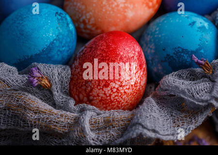 Originell und ungewöhnlich gefärbten Eiern in verschiedenen Farben für Ostern. Close-up. Stockfoto