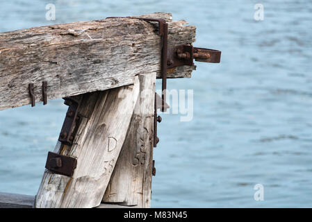 Alte, verwitterte Werfthölzer mit geschnitzten Zahlen in Johnstons Bay, Sydney, New South Wales, Australien Stockfoto