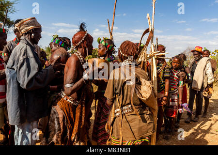Hamar Menschen ankommen in einen Stier springen Zeremonie, Dimeka, Omo Valley, Äthiopien Stockfoto