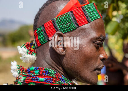 Eine junge Hamar Tribesman an einen Stier springen Zeremonie, Dimeka, Omo Valley, Äthiopien Stockfoto