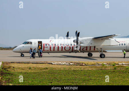 Passagiere aus einem Ethiopian Airlines Flugzeug in Jinka Flughafen, Omo Valley, Äthiopien, Stockfoto