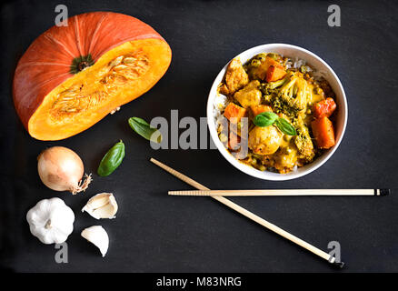 Thai Curry oder Chicken Curry. Mahlzeit in einer weißen Schüssel, asiatische Küche mit Stäbchen. hohe Blickwinkel betrachten. Stockfoto