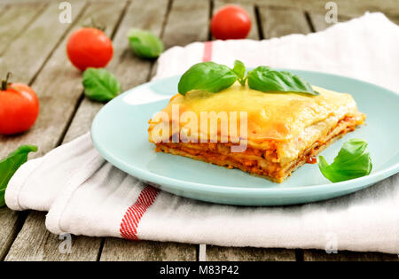 Frisches Fleisch Lasagne bolognese, Lasagne, Pasta Teller auf einen Holztisch mit dekorativen Basil leaf. Italienische Küche. Stockfoto