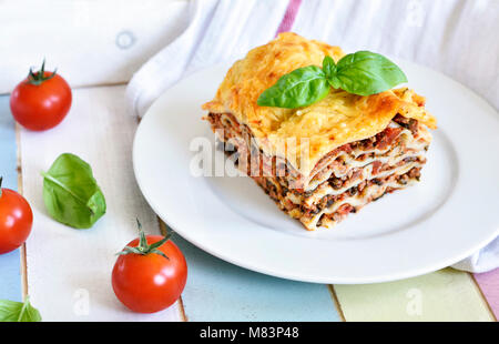 Frisches Fleisch Lasagne bolognese, Lasagne, Pasta Teller auf einen Holztisch mit dekorativen Basil leaf. Italienische Küche. Stockfoto