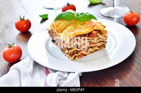 Frisches Fleisch Lasagne bolognese, Lasagne, Pasta Teller auf einen Holztisch mit dekorativen Basil leaf. Italienische Küche. Stockfoto