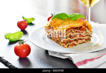 Frisches Fleisch Lasagne bolognese, Lasagne, Pasta Teller auf einen Holztisch mit dekorativen Basil leaf. Italienische Küche. Stockfoto