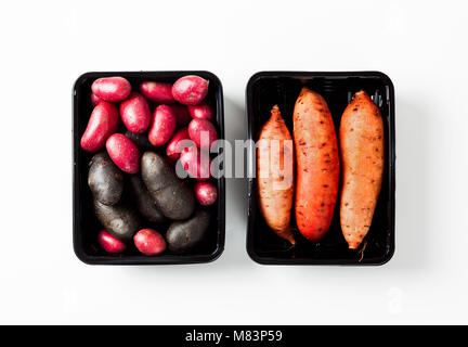 Verschiedene Sorten in Form und Farbe der Kartoffeln auf einem weißen Hintergrund isoliert. rot, Shetland Black Kartoffel- und süßen Stockfoto