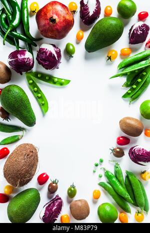 Heller Hintergrund von frischem Sommer reifen Früchten und Gemüse. Organische Produkte isoliert auf weißem Hintergrund. Platz kopieren. Supermarkt Hochauflösende p Stockfoto