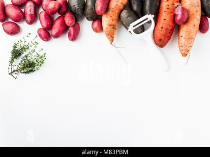 Verschiedene Sorten in Form und Farbe der Kartoffeln auf einem weißen Hintergrund isoliert. rot, Shetland Black Kartoffel- und süßen Stockfoto