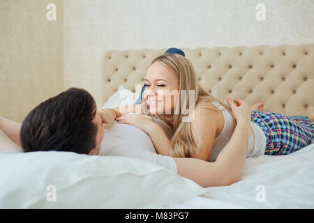 Paar im Bett Schmusen im Schlafzimmer. Die Beziehungen zwischen Männern und Frauen. Stockfoto