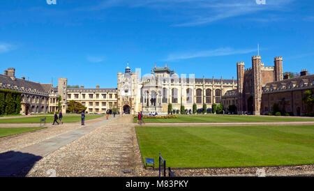 Breite iew der große Hof, Gate House & Kapelle, Trinity College Cambridge, Sommer Stockfoto