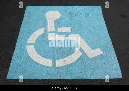 Ein Behinderter Zeichen gemalt in einen Parkplatz Stockfoto