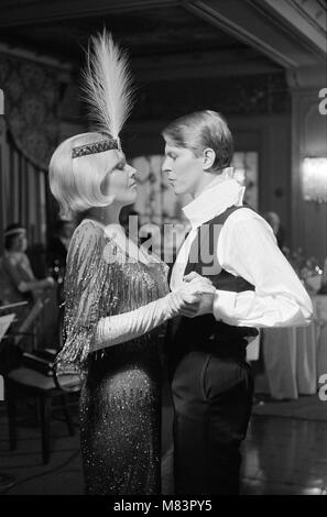 British pop Sänger David Bowie und Schauspielerin Kim Novak dargestellt in einer Szene aus Ihrem neuesten Film "Ich Gigolo" während der Produktion in Berlin bin. 6. Februar 1978. Stockfoto