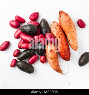 Verschiedene Sorten in Form und Farbe der Kartoffeln auf einem weißen Hintergrund isoliert. rot, Shetland Black Kartoffel- und süßen Stockfoto