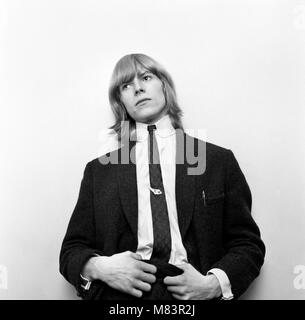British pop Sänger David Bowie dargestellt, als er als Davie Jones bekannt war, außerhalb der BBC Television Centre warten zu Barry Langford zu sprechen, Produzent der Show 'Gadzooks sein Alles geschieht!". Davie und seine Gruppe wurden aufgrund der Länge der Haare verboten, aber der Produzent schließlich erlaubt Ihnen auf den Montag abend auf der Zustand zu erscheinen Sie erhalten Ihr Haar durch die BBC-TV-Make-up-Abteilung durchgeführt. 5. März 1965 Stockfoto