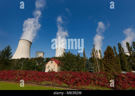 Fünf Kühler von turów Kohle- Kraftwerk im Hintergrund gefeuert. Einen kleinen gewöhnlichen Haus im Vordergrund. Stockfoto