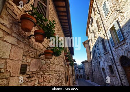 Mittelalterliche Straße in Assisi, Italien, 12. August 2016. Stein Gassen und verwinkelten engen Gassen im historischen Zentrum von Assisi. Typische mittelalterliche Dorf, er Stockfoto