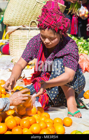 Marktstandhalter, der Obst auf Nam Pan fünf Tage Markt, Inle Lake, Shan Staat, Myanmar (Burma), Asien im Februar verkauft Stockfoto