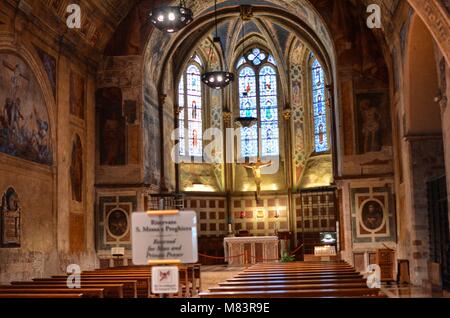 Assisi, Italien, 12. August 2016: In der berühmten Basilika von San Francesco d'Assisi (Päpstlichen Basilika San Francesco) bei Sonnenuntergang in Assisi, Umbri Stockfoto