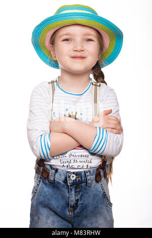 Ein kleines Mädchen in einem Sommer Panama, jeans Overalls. Stockfoto