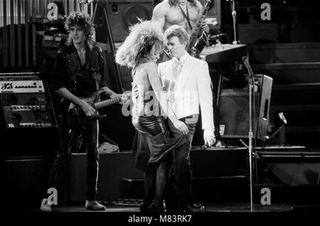 David Bowie und Tina Turner zusammen auf der Bühne am Birmingham NEC. Das Konzert ist Teil der Tina Turner Private Dancer Tour. David Bowie ihr kam spät am im Duett auf 2 von seinen eigenen Songs 'Heute Abend' und 'Let's Dance'. Bild 23. März 1985 Stockfoto