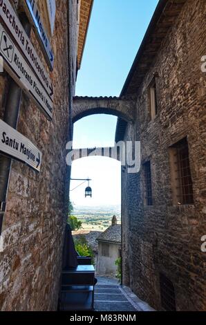 Mittelalterliche Straße in Assisi, Italien, 12. August 2016. Stein Gassen und verwinkelten engen Gassen im historischen Zentrum von Assisi. Typische mittelalterliche Dorf, er Stockfoto